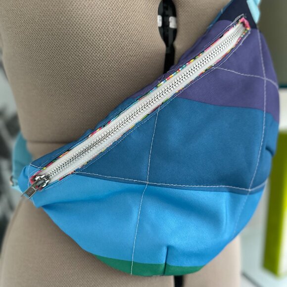 HANDMADE | Rainbow-colored Fanny Pack (Blue / Purple) - Picture 2 of 5